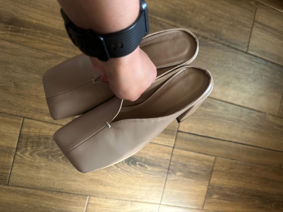 Шкіряні шльопанці на каблуку 37 розміру