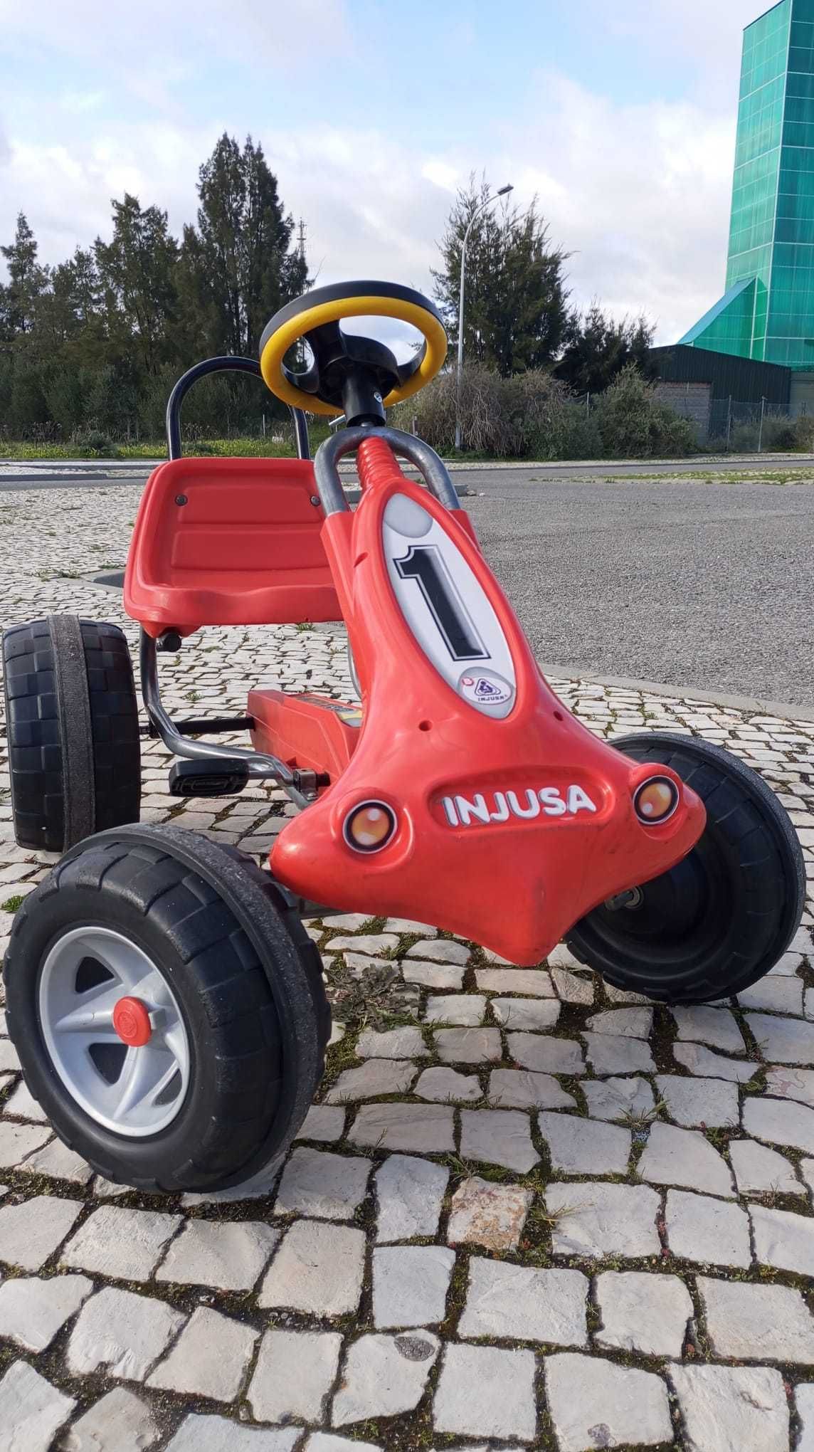 Carrinho a pedais - Go Kart Injusa, com banco ajustável. Bom estado.