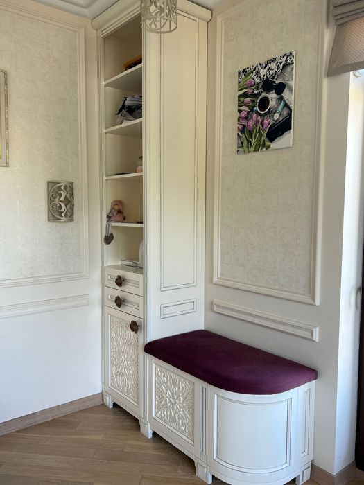 Дві шафи з мʼякими частинами та оздобленням