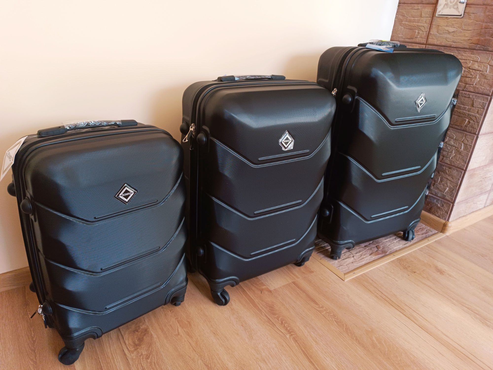 Валіза/чемодан на колесах велика чорна,зроблена з ABS-пластику,міцна