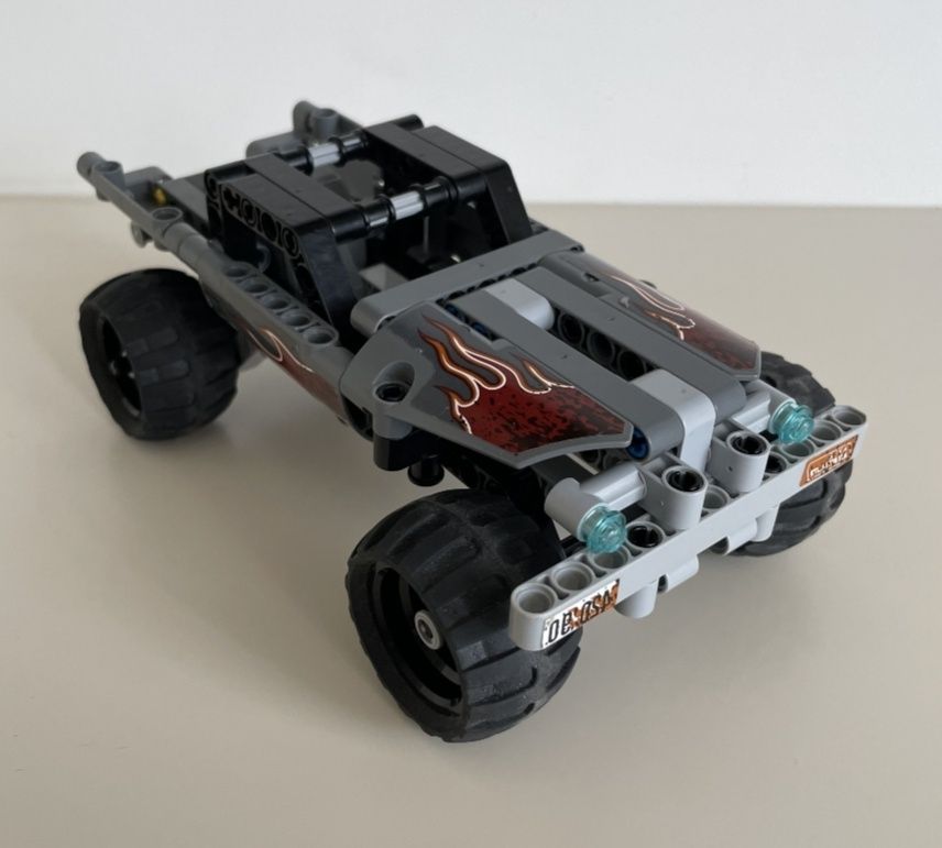 Do sprzedania zestaw LEGO Technic 42090 Monster truck złoczyńców. Zest