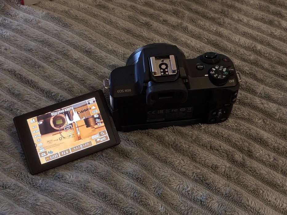 Canon m50 + canon 22mm f2