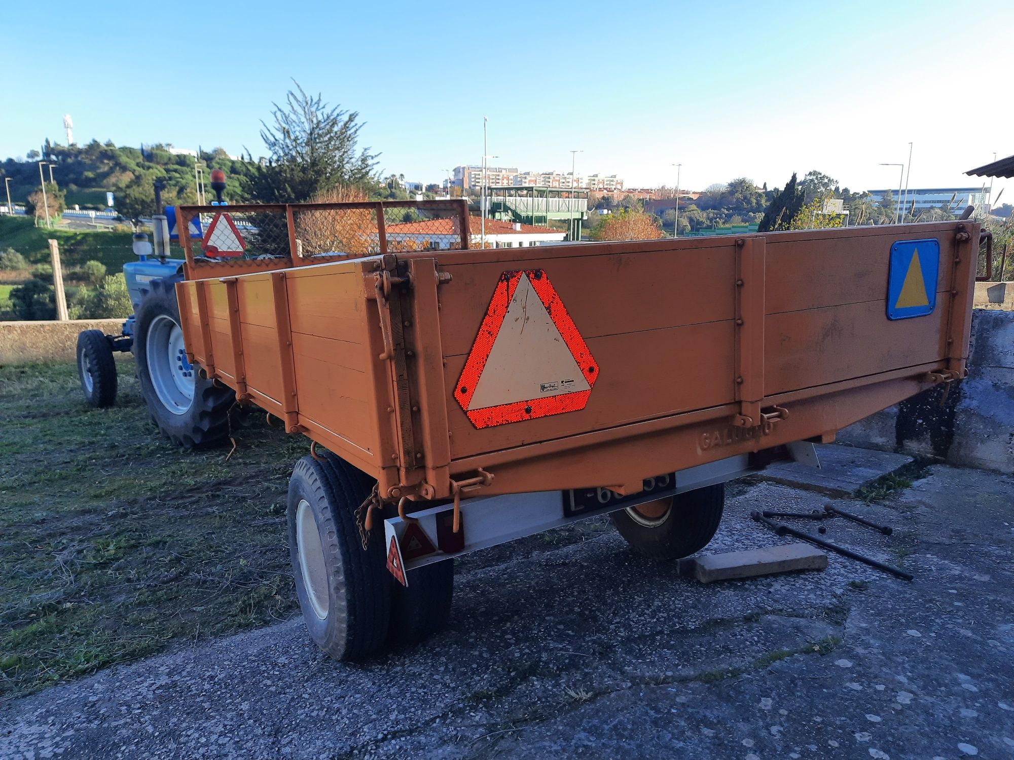 Reboque tri-basculante Galucho 5 ton