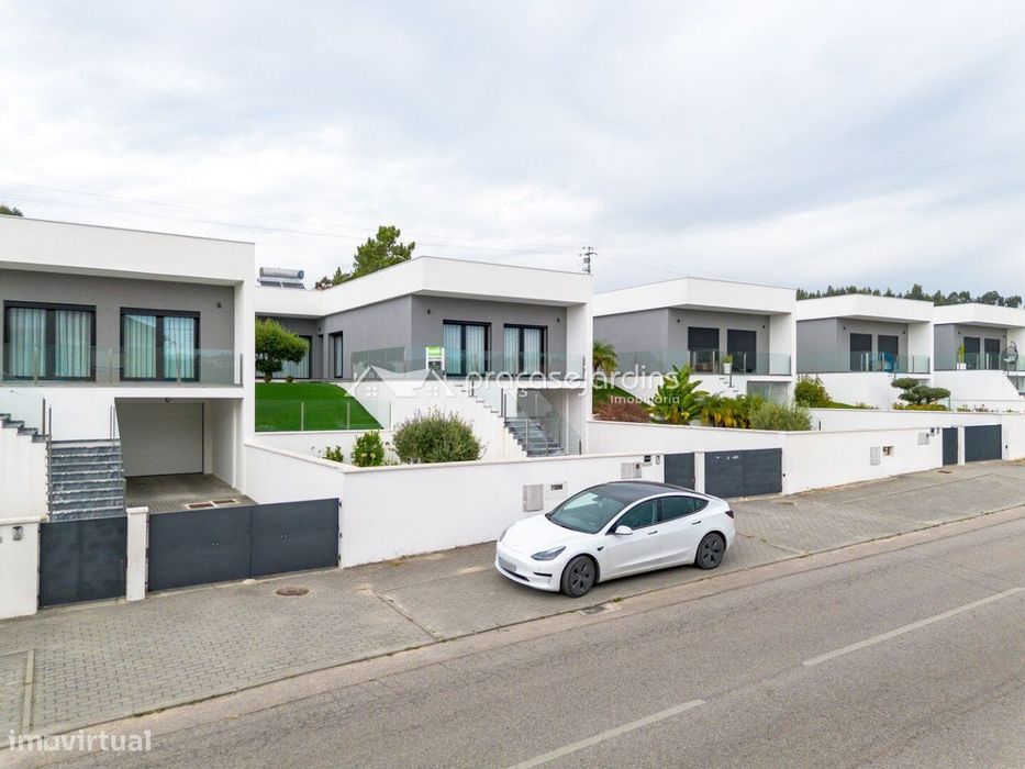 T4 Elegante Moradia Contemporânea em Leiria