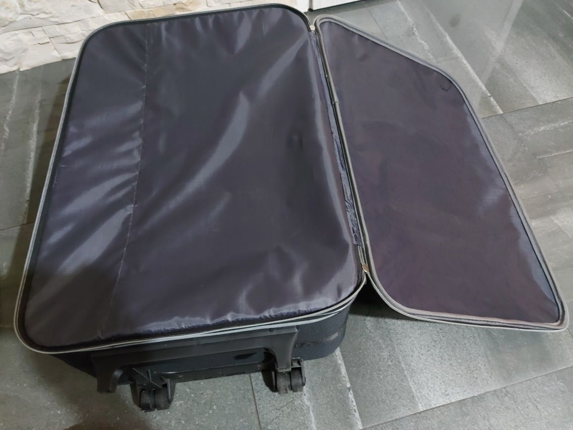 Bardzo duża, pakowna walizka turystyczna na kółkach