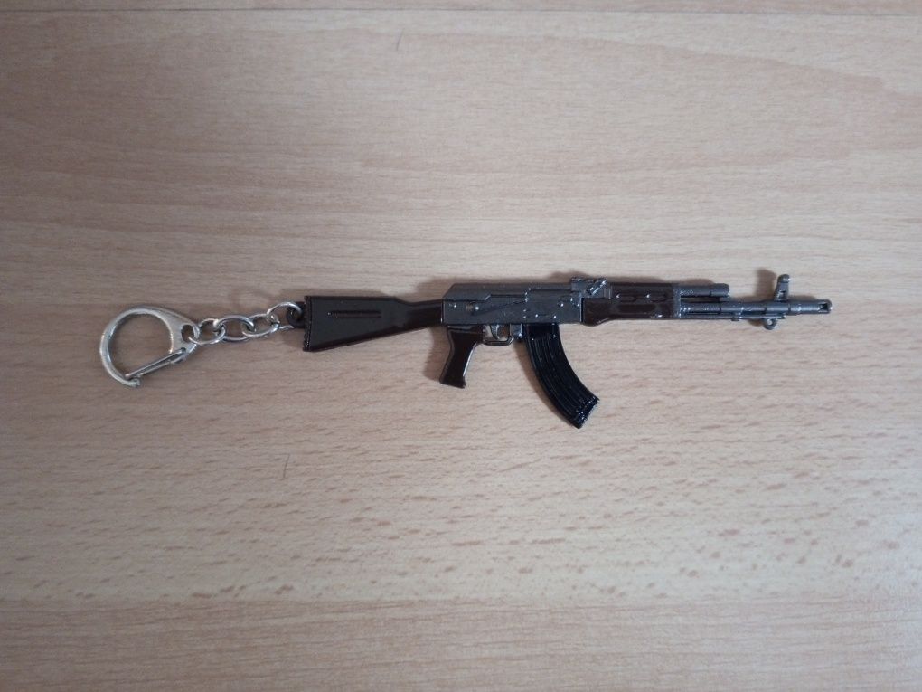 Breloczek do kluczy w kształcie karabinu AK-47