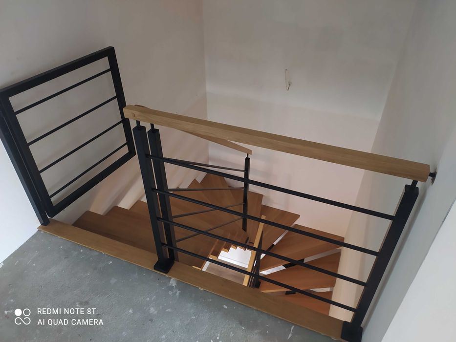 Schody drewniane na metalowej konstrukcji nowoczesne loft