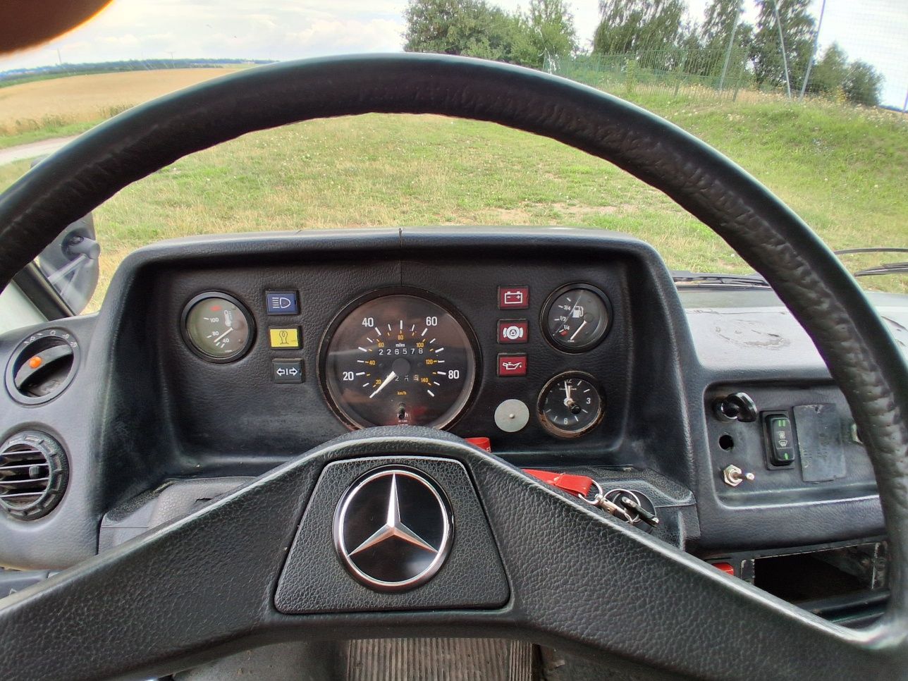 Mercedes T1 410 kaczka 2.9d bliźniak laweta 3.5t