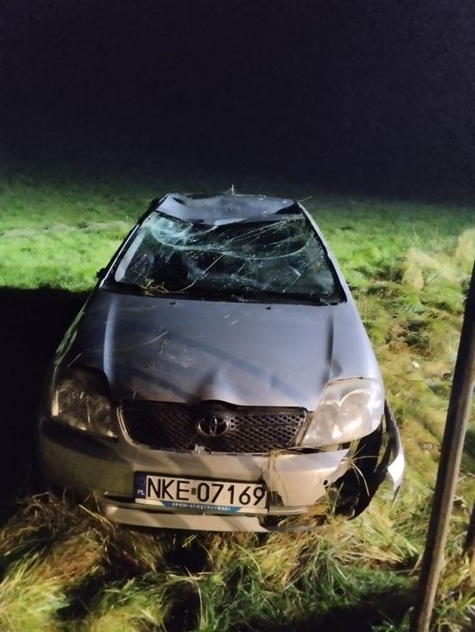 Toyota Corolla sedan 2003 uszkodzony