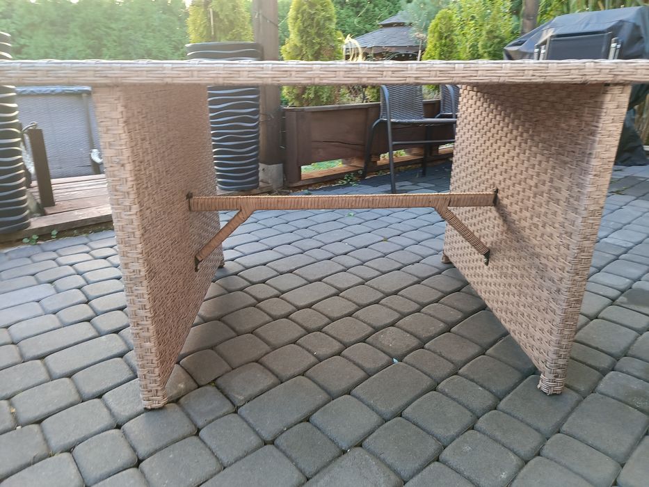 Stół z technorattanu do ogrodu