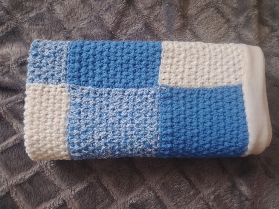 Kocyk ręcznie robiony ciepły, niebiesko - biały, rozmiar: 78cm x 78cm