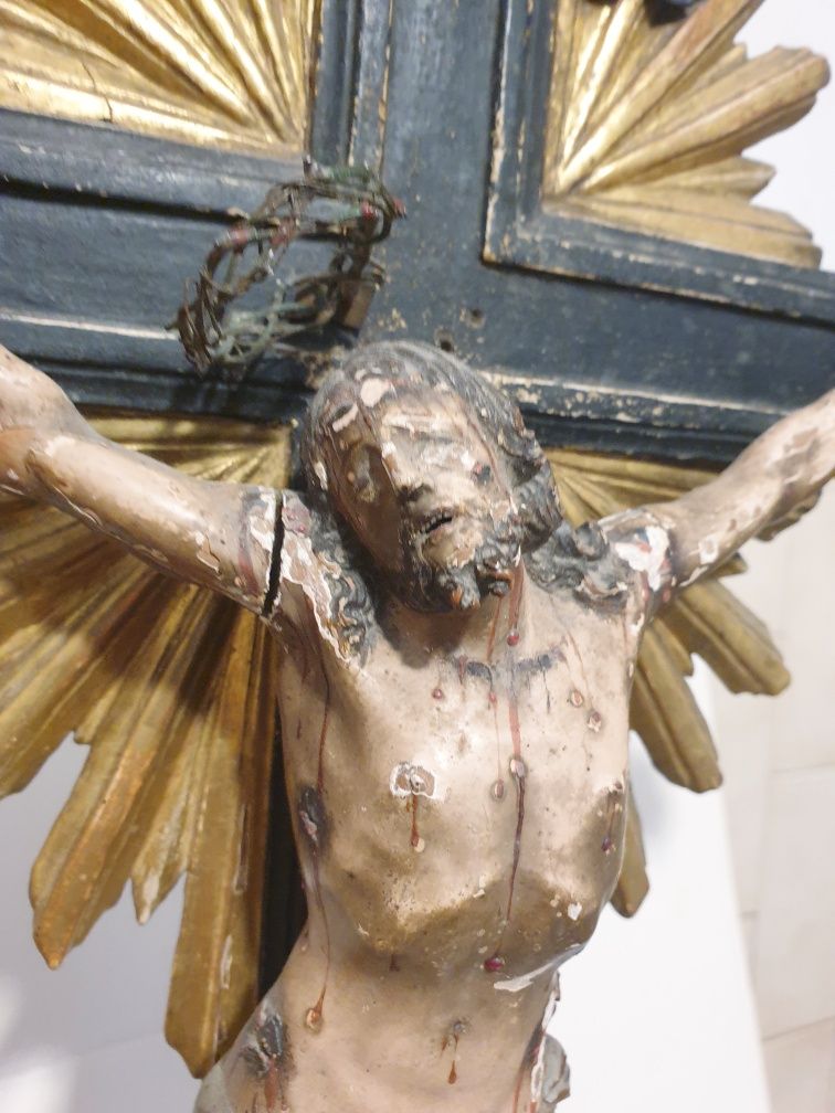 impressionante antigo crucifixo em madeira dourada e policromada+prata