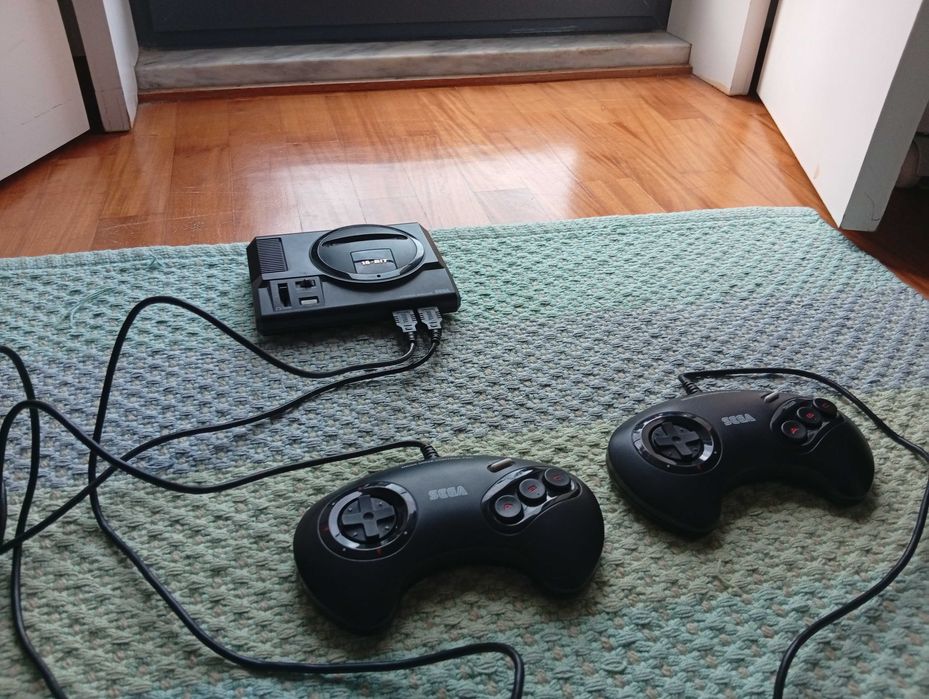Consola Mega Drive com 2 comandos e 48 jogos