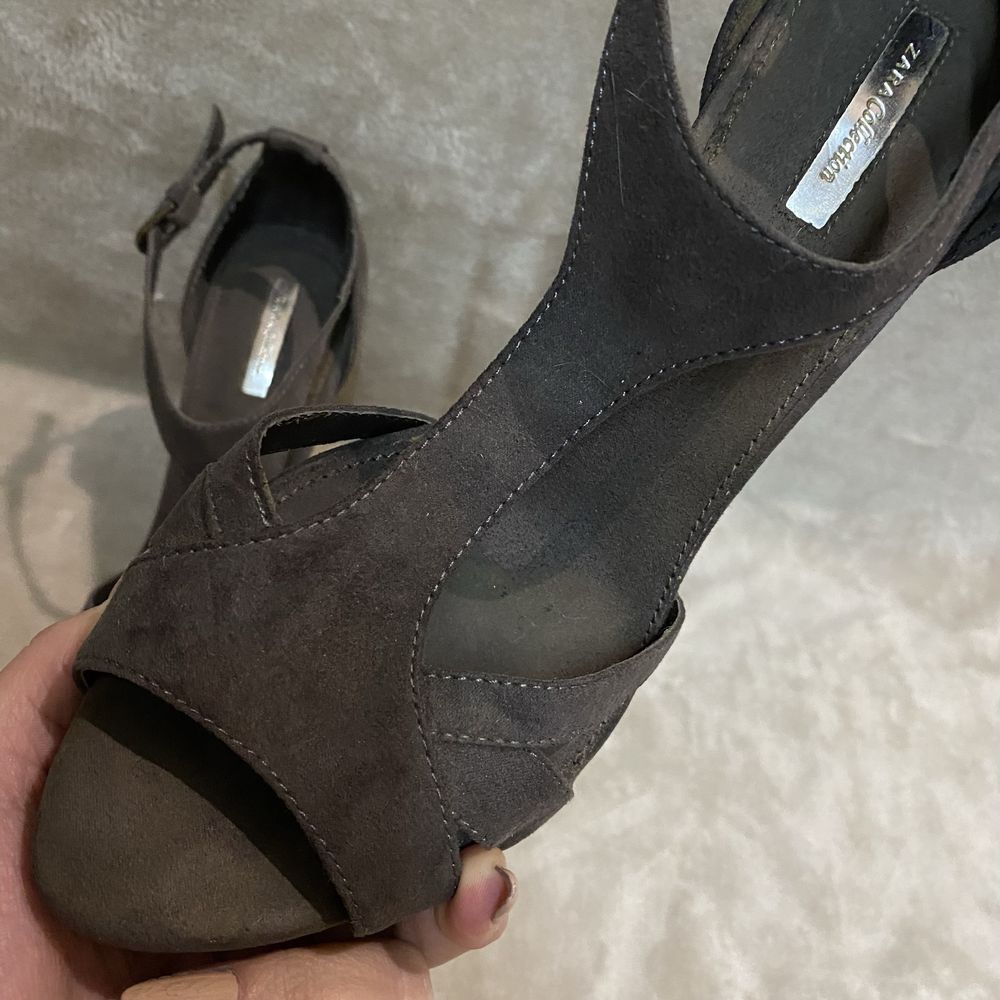 Sandálias salto alto cinza marca Zara