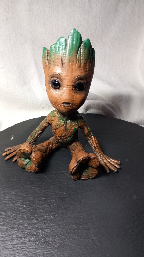 Groot sentado pintado à mão