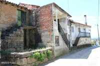 Quatro casas de habitação com anexos para recuperar e quintal, Tábua