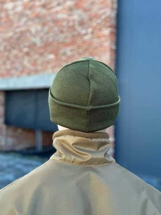 Армійська зимова шапка вязка на флісі тепла в'язана шапка з відворотом