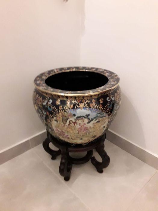 Vaso pintado à mão com suporte