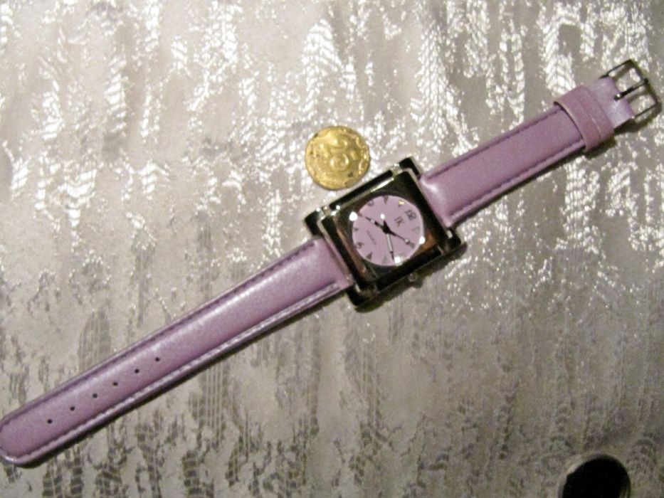 Часы IK в коллекцию, 2008 года выпуска, женские, на ремешке, новые
