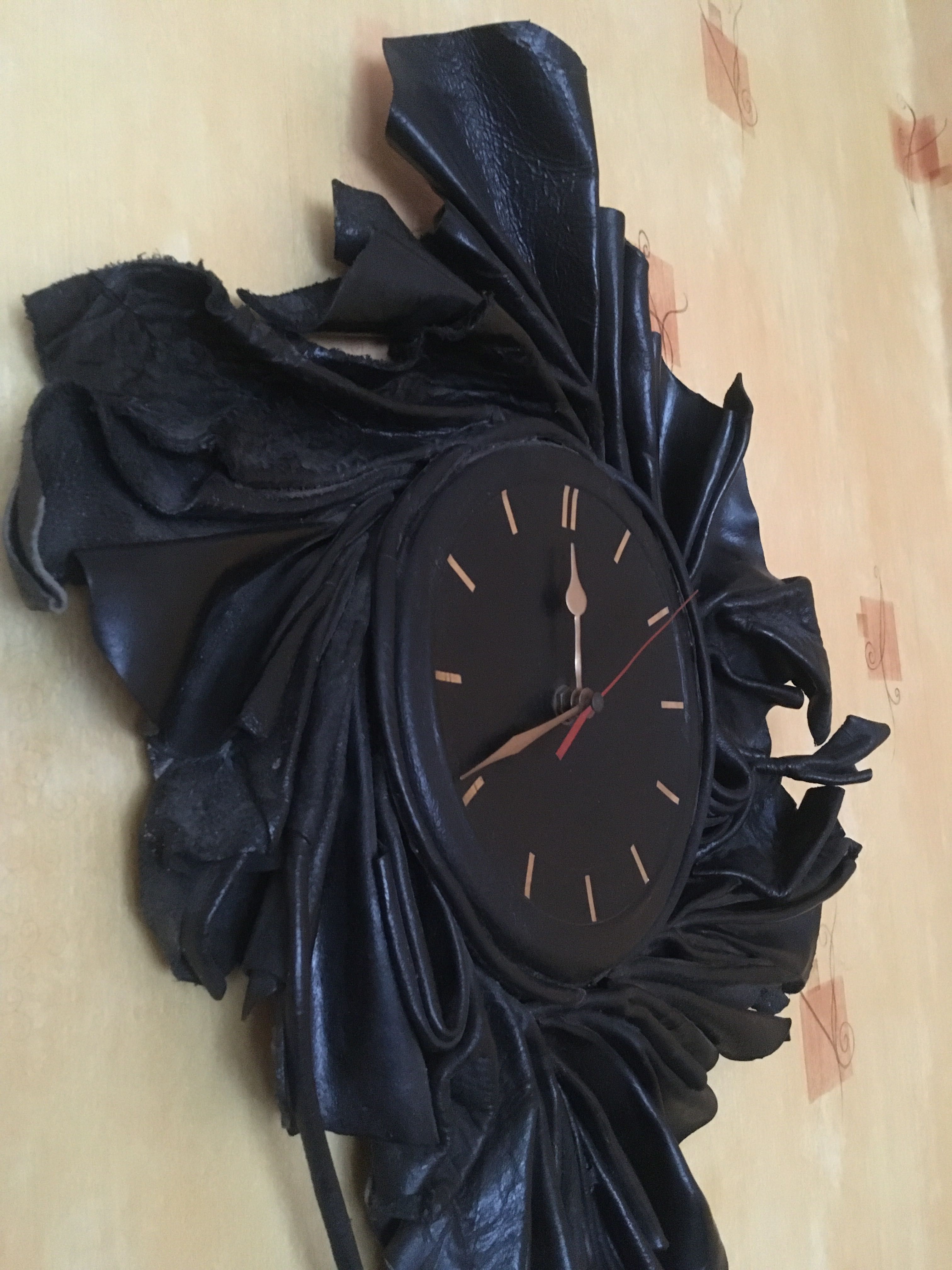 stylowy zegar wykonany w skórze koloru czarnego