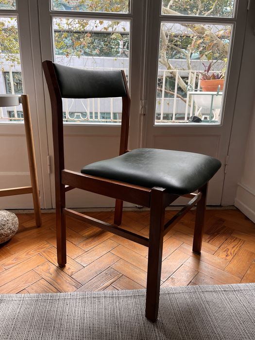 Cadeiras vintage de madeira maciça e estofo original em pele verde