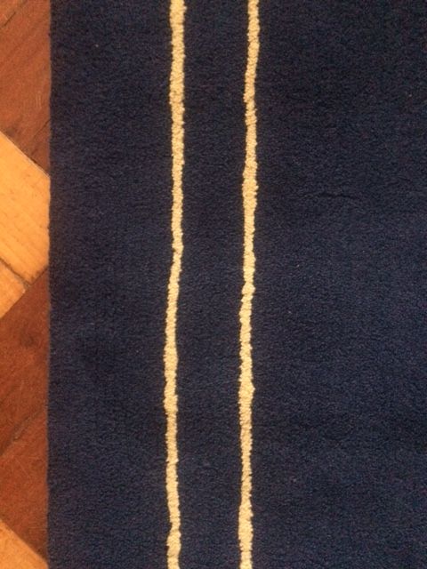 Tapete em lã, azul escuro.