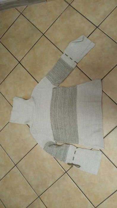 sweter z golfem poszerzane rękawy