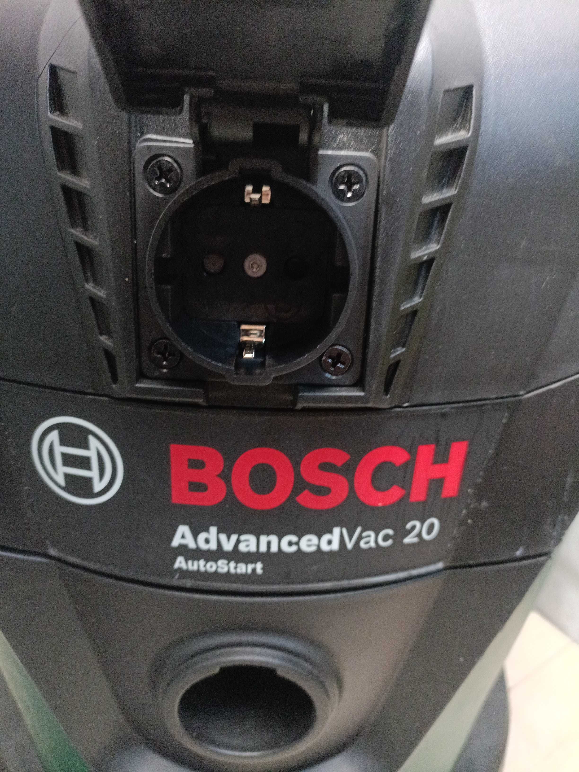 BOSCH AdvancedVac 20 будівельний пилосос з розеткою, бак 20л, 1200 Вт