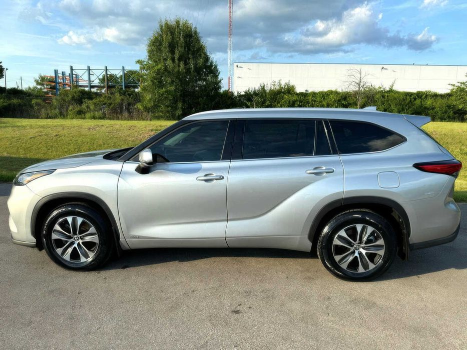 Toyota Highlander Hybrid XLE      2022