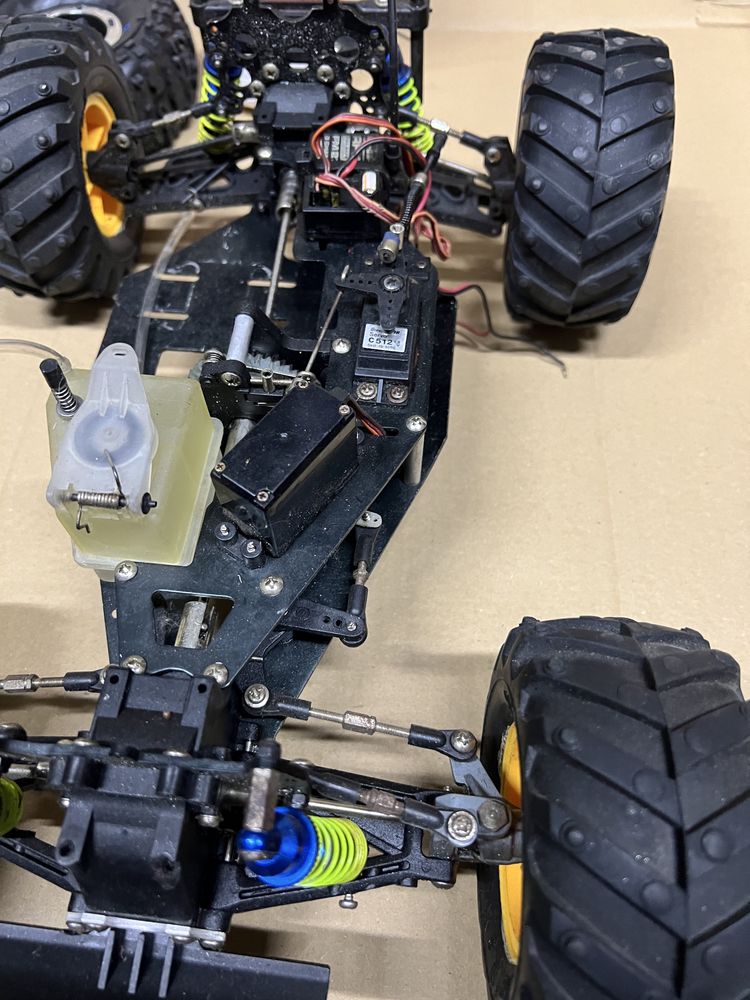 Zdalnie sterowane RC Nitro czesci, dwa podwozia