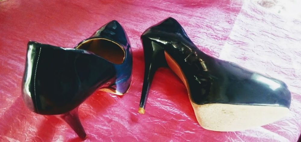 Par de sapatos de verniz salto alto nº38 e outro nobut nud nº 39.