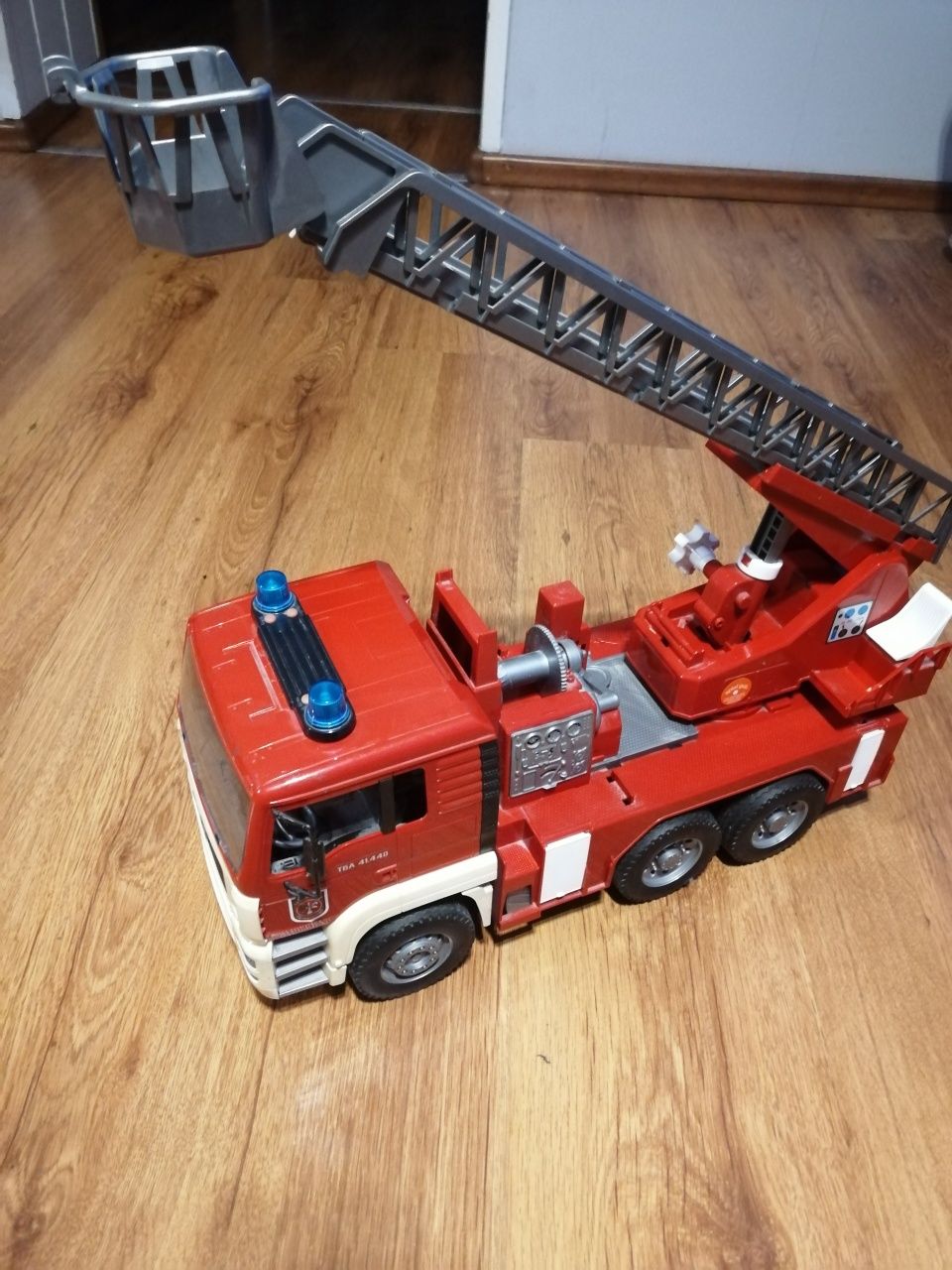 MAN wóz strażacki z drabiną obrotową i modułem światło-dźwięk