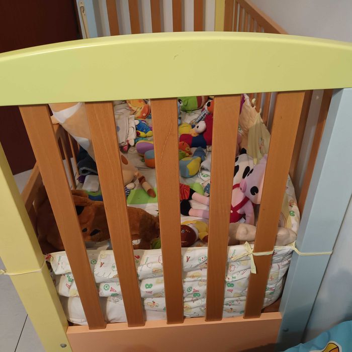 Berço,  cama de grades