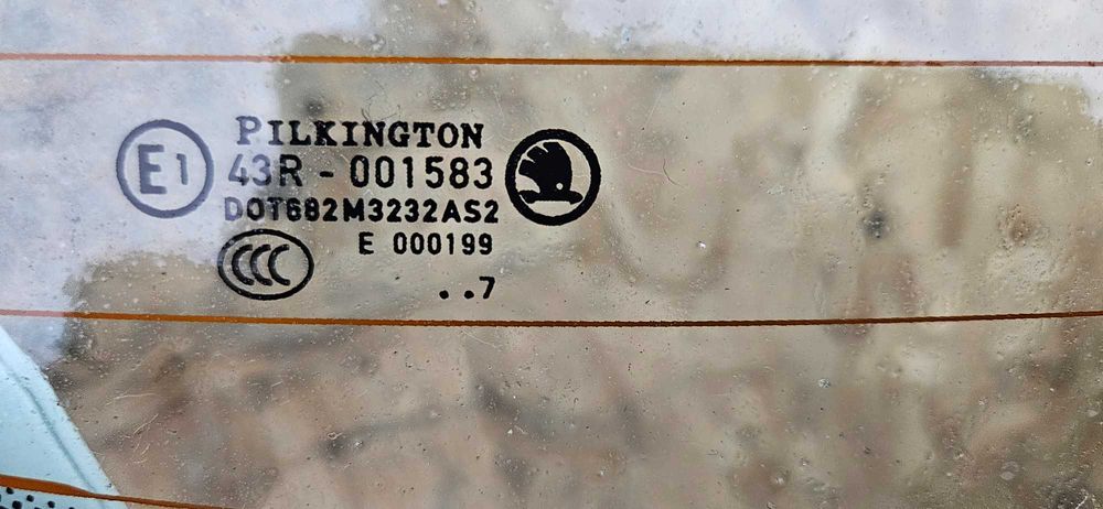 Скло задньої 5-ї двері Skoda Octavia A7 ліфтбек 5E5845049AENVB VAG