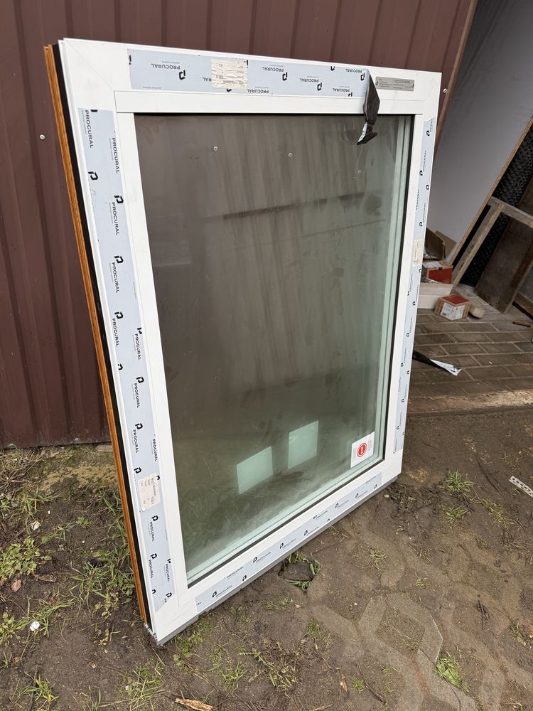 Nowe, aluminiowe okno przeciwpożarowe (złocisty dąb, białe)