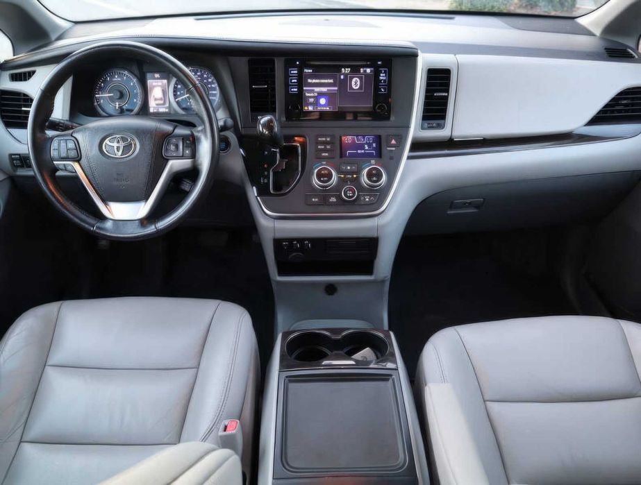 Toyota Sienna XLE      2017