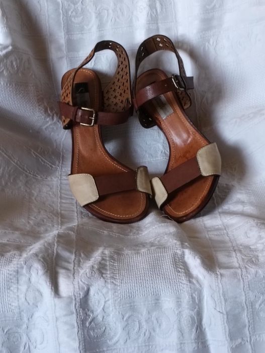 Sandálias em pele genuína