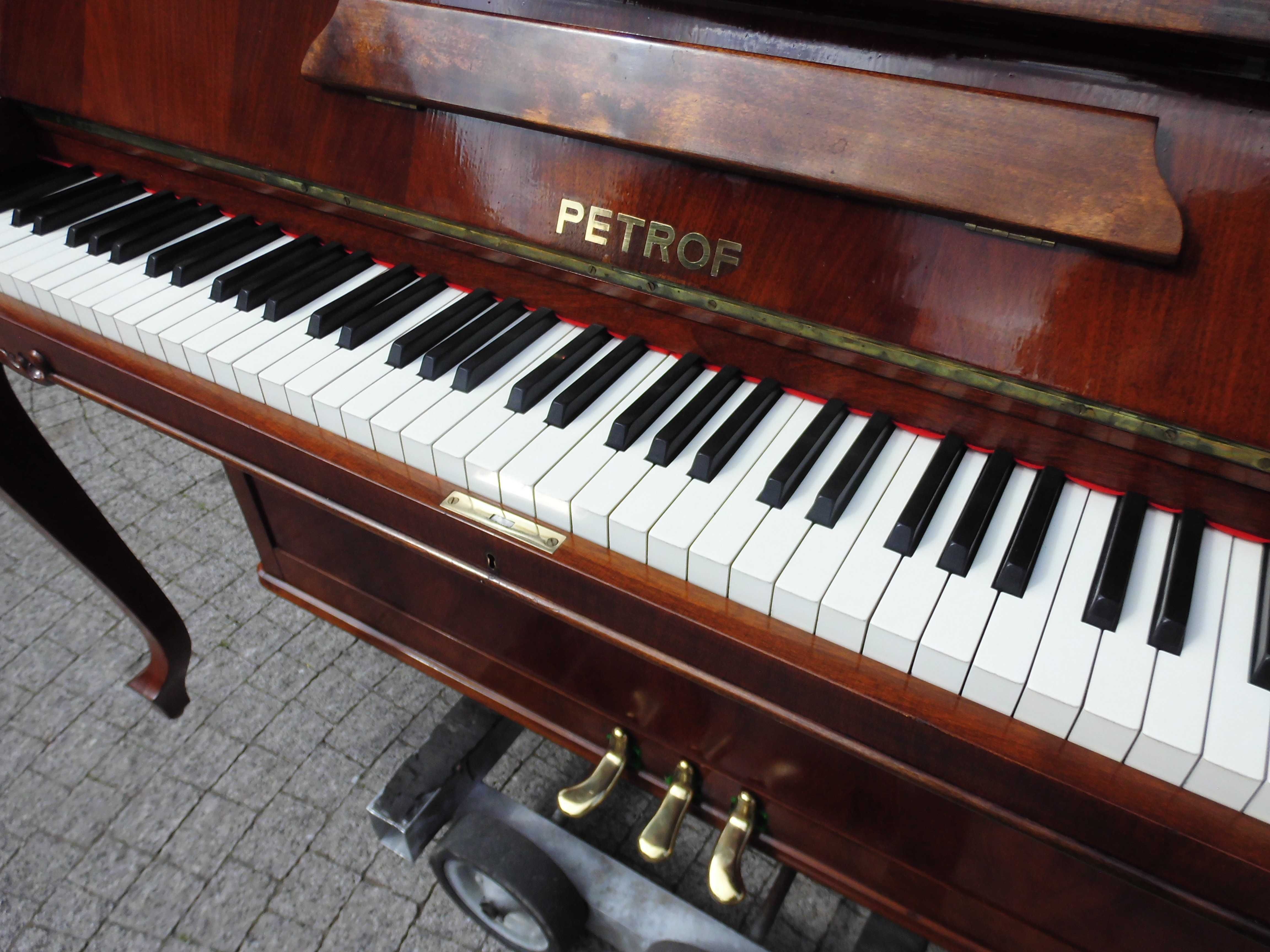 Pianino stylowe Petrof M112 w pieknym orzechu lata 70 na gotowo