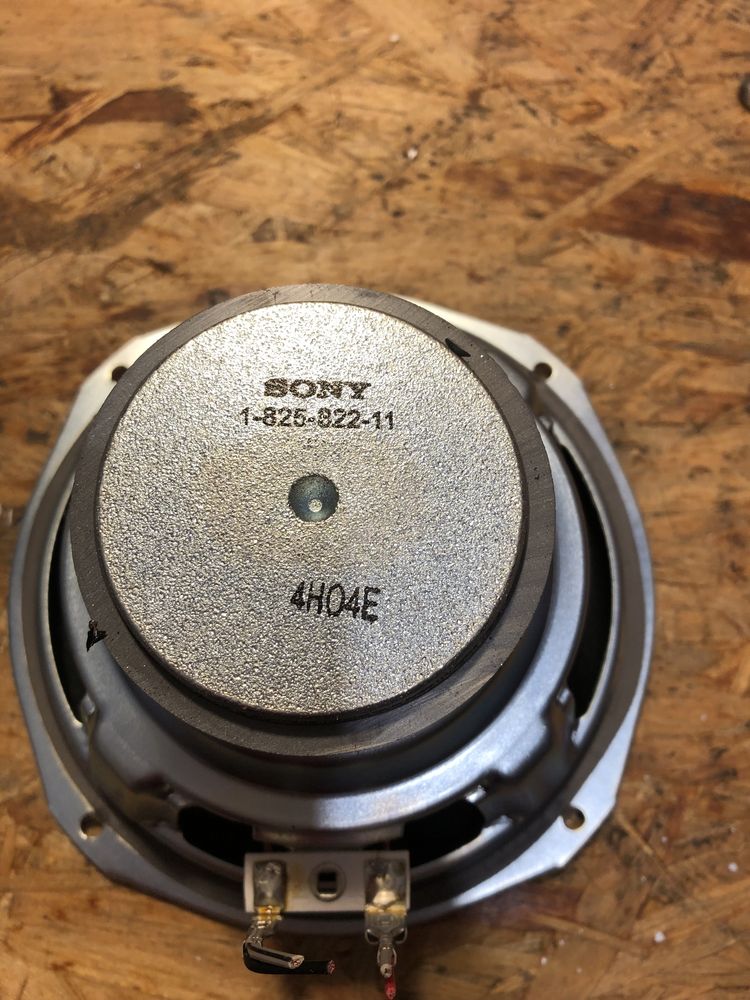 Głośniki niskotonowe marki SONY.