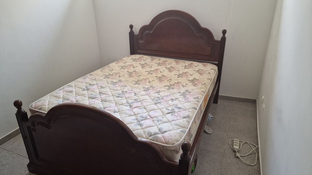 Cama de casal com colchão usado