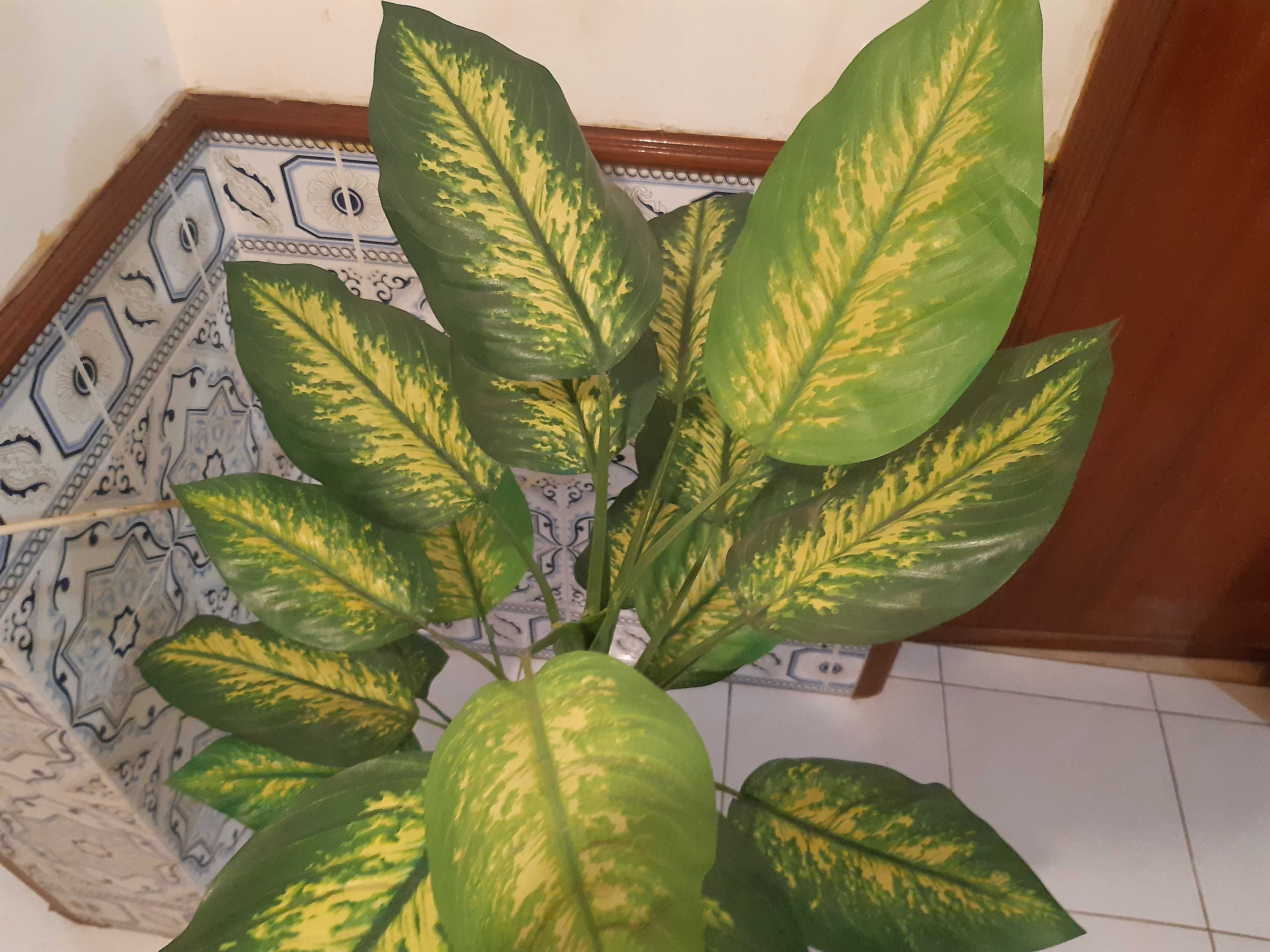 Planta artificial em cesto verga,1metro e 5cm altura, excelente estado