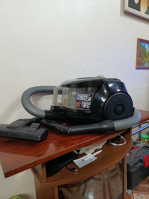 . Сильный пылесос, ZANUSSI 1800v.