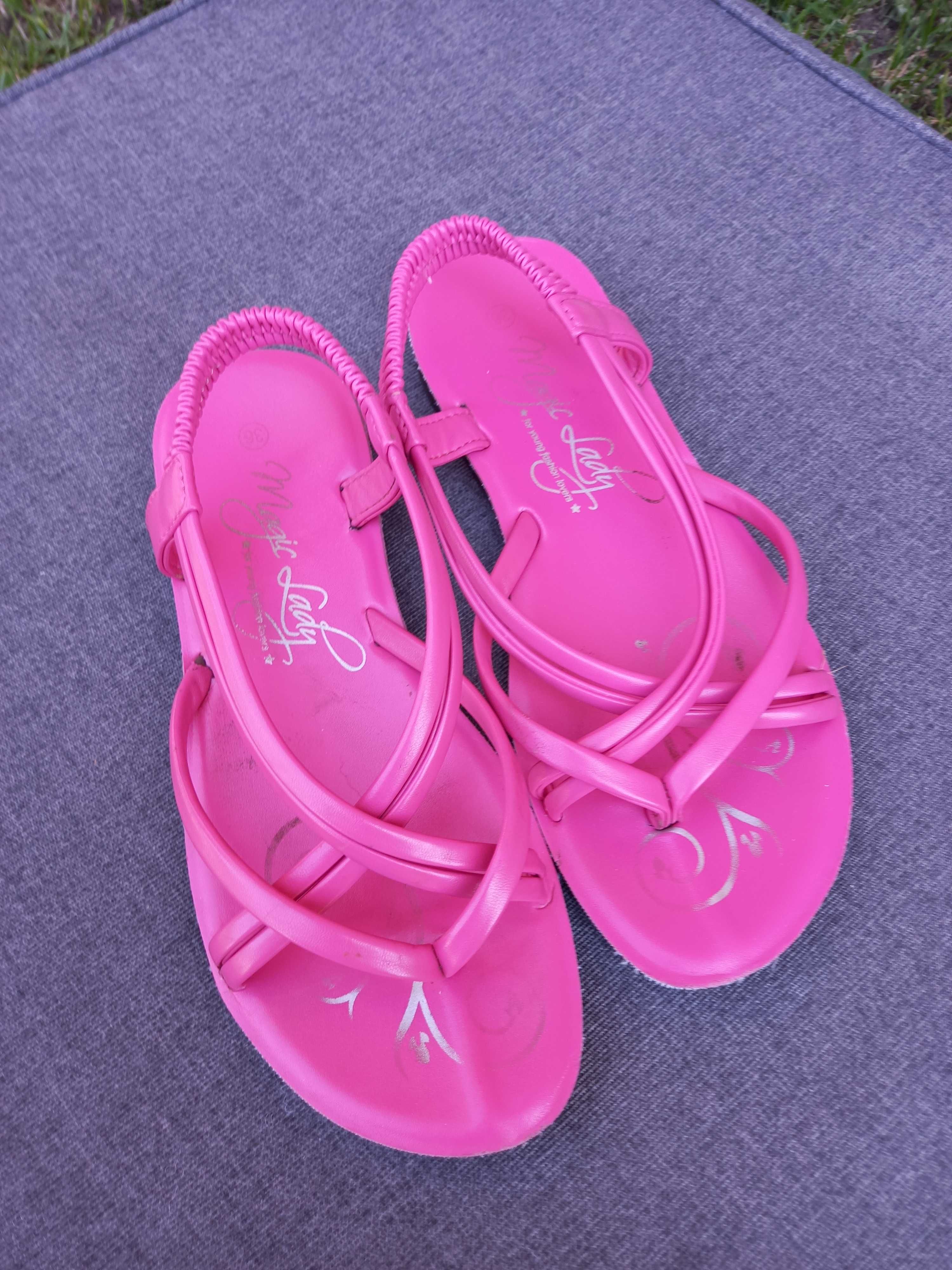 Różowe sandałki dla dziewczynki