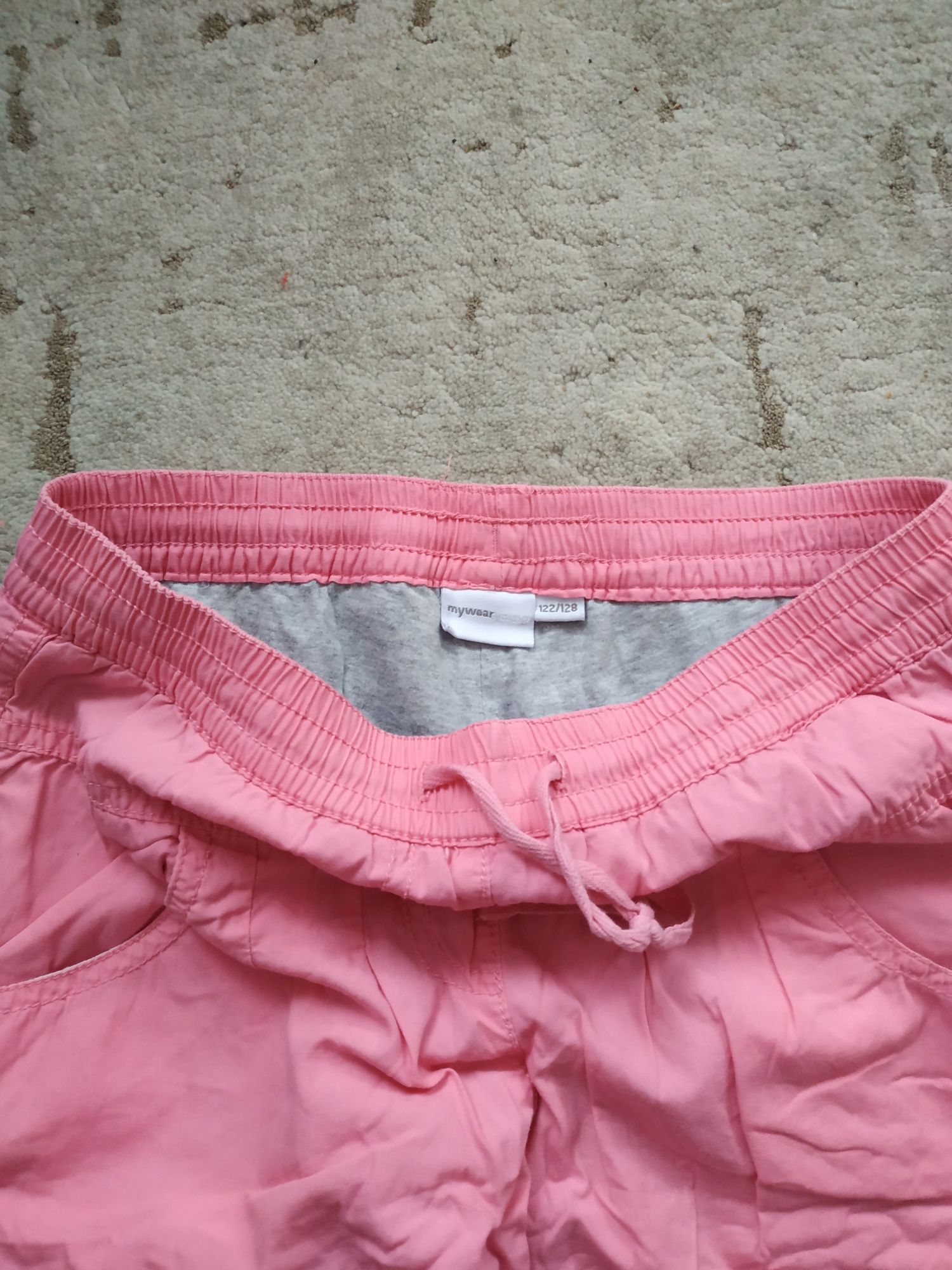 Ocieplane spodnie dla dziewczynki w rozmiarze 122/128