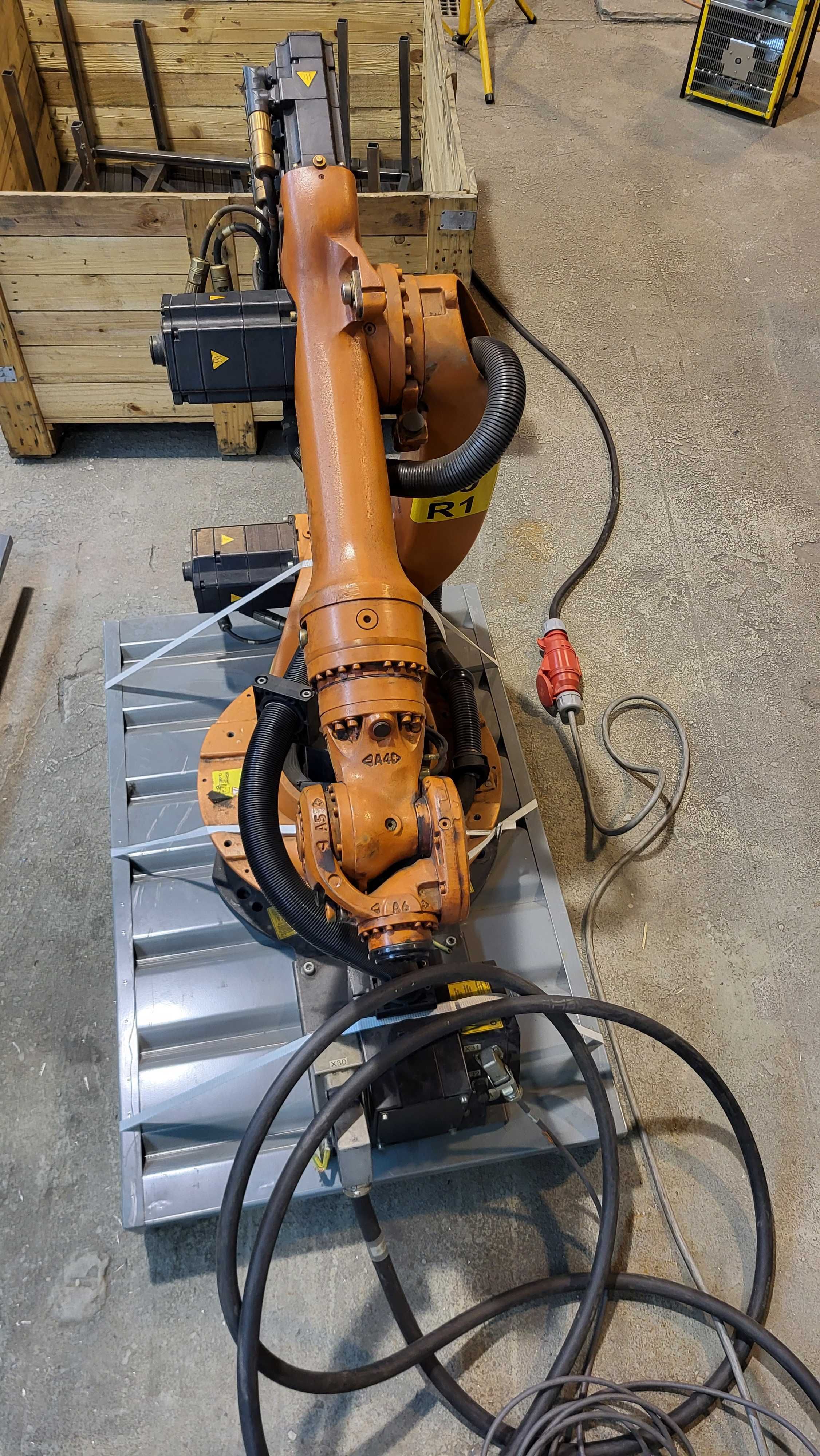Robot KUKA KR16-2 KS z szafą sterowniczą i panelem sterującym