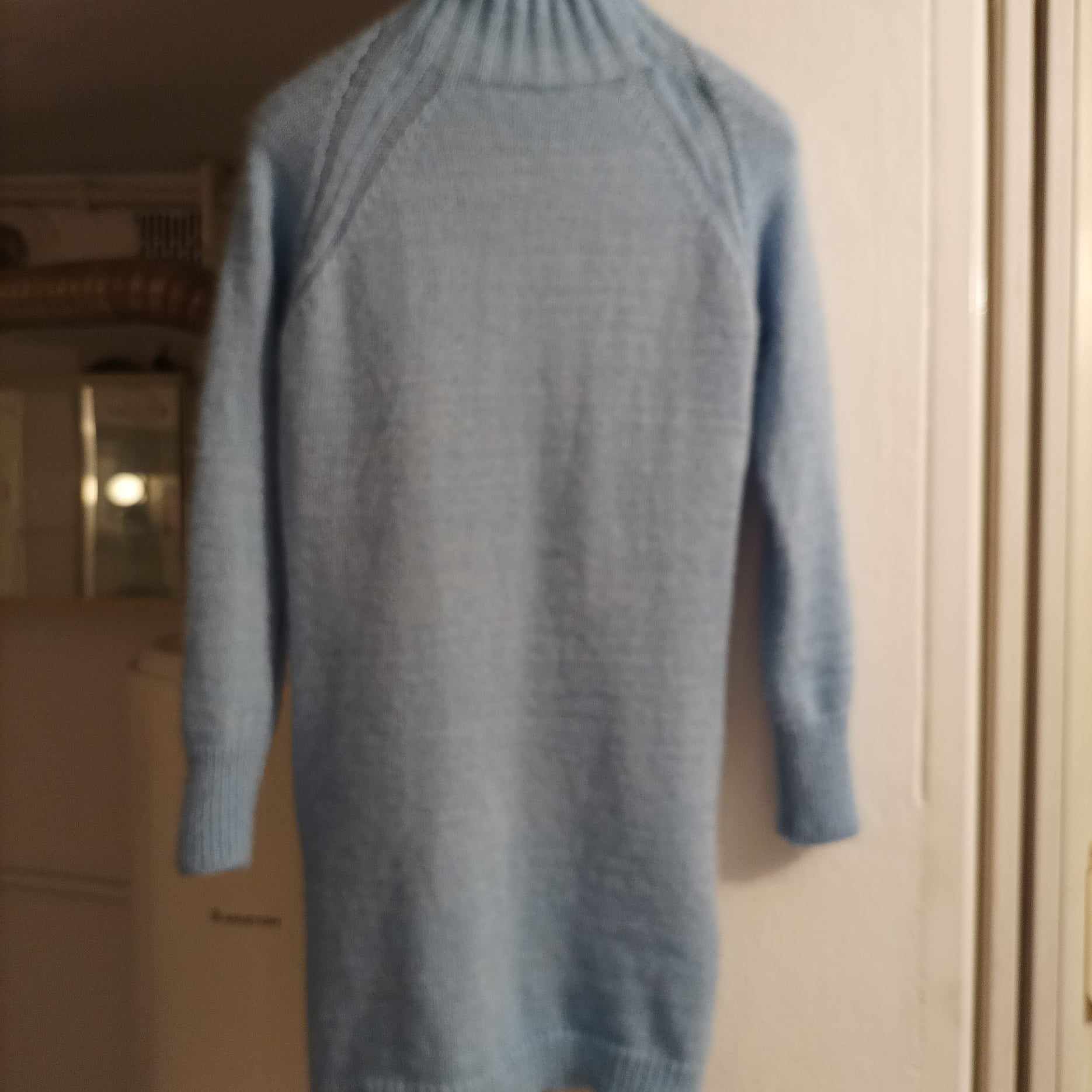 Sweter damski długi błękitny.