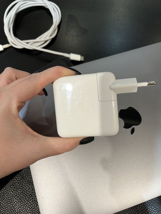 MacBook Pro 13 2017 i5 8GB 256GB ladowarka kabel i etui