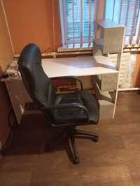 Компьютерное кресло и стол