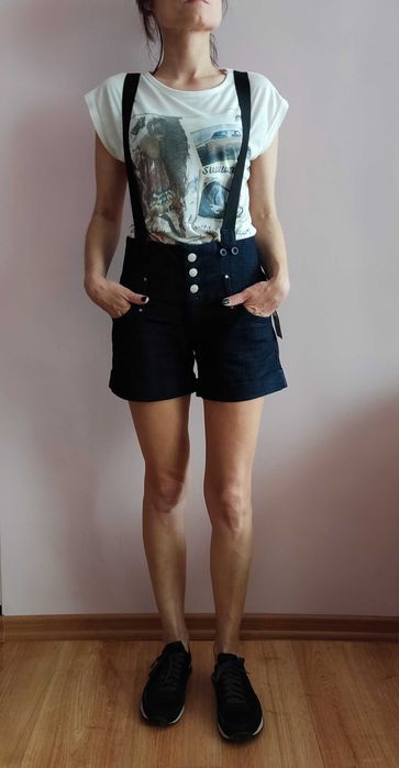 Krótkie spodenki z odpinanymi szelkami