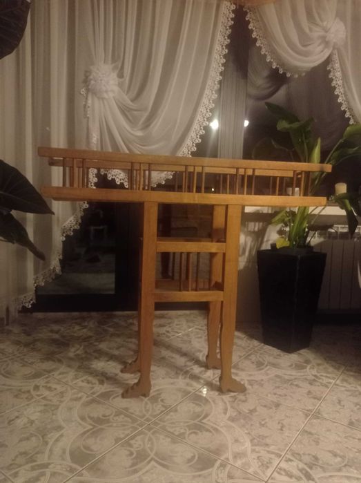 Stary drewniany kwietnik